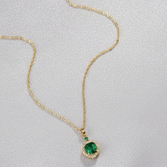2 Carat Simulated Emerald CZ Gold Tone Pendant Necklace NWOT - Picture 9 of 9